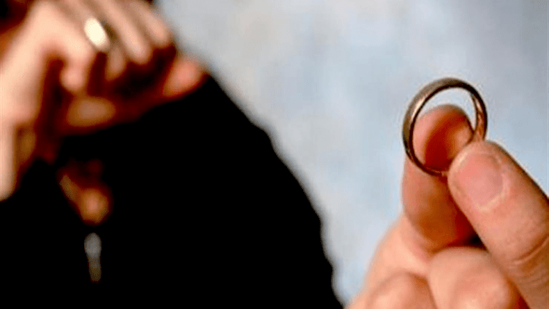 امرأة تقترح على زوجها الزواج عليها!