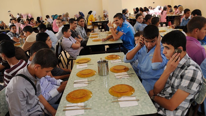 تلاميذ التحضيري يزاحمون العمال والطلبة واللاجئين الأفارقة بالمطاعم الشعبية!