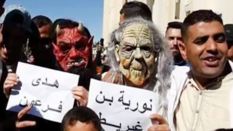 شباب يتخذون من التنكر وتقمص الشخصيات وسيلة للتعبير عن مطالبهم