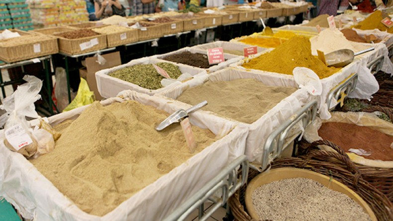 إقبال كبير على التوابل والأعشاب العطرية استعدادا لرمضان