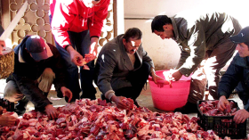 ناشطو الحراك يوزعون اللحوم على المعوزين بباتنة