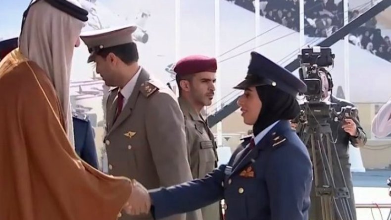 فتاة تتخرج طياراً مقاتلاً بالجيش القطري