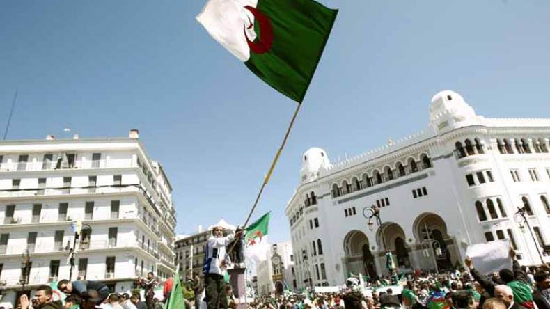 الجزائر أمام مرحلة انتقالية بحلول سياسية
