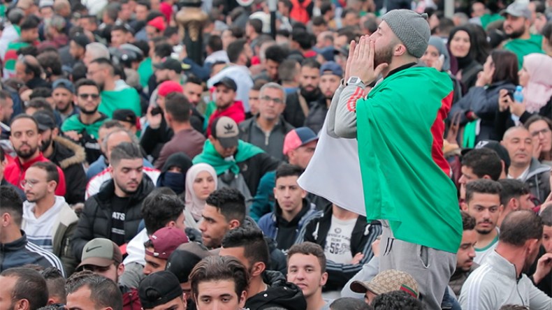 من يحاور من؟!