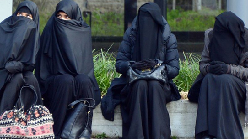 لا تغطي نفاقك بالجلباب!