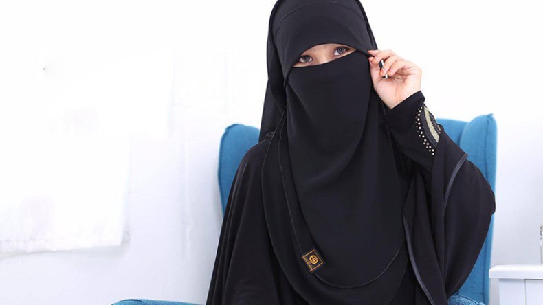 الجلباب والإسدال.. من سترة تدل على المحافظة والاحتشام إلى موضة 