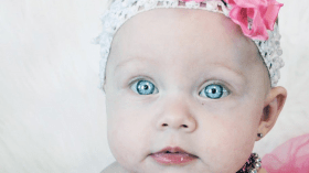 أمهات مهووسات بالعين الزرقاء والشعر الأشقر في مولودهن