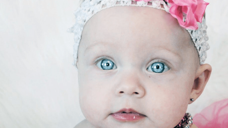 أمهات مهووسات بالعين الزرقاء والشعر الأشقر في مولودهن