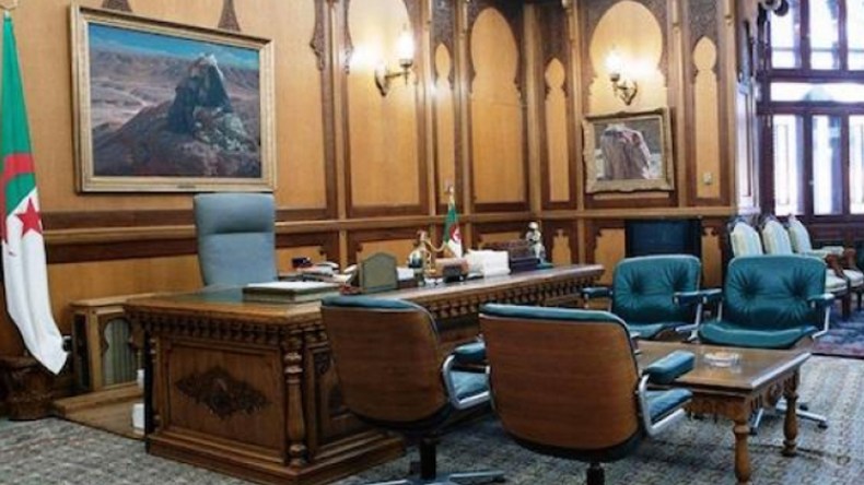بين السياسي والدستوري وجدل المرحلة الانتقالية