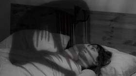 أشعر بشيء يلمس جسدي أثناء النوم!