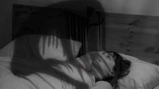 أشعر بشيء يلمس جسدي أثناء النوم!