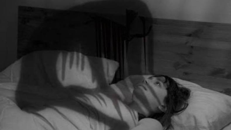 أشعر بشيء يلمس جسدي أثناء النوم!