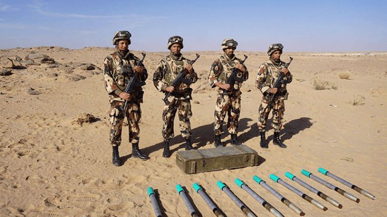 الجيش يكشف مخبأً للأسلحة بعين قزام