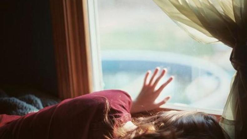 كيف أراه والخروج من المنزل ممنوع؟!