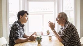 آباء وأصدقاء يقدمون الحب والمشاعر النبيلة مقابل المصالح المادية