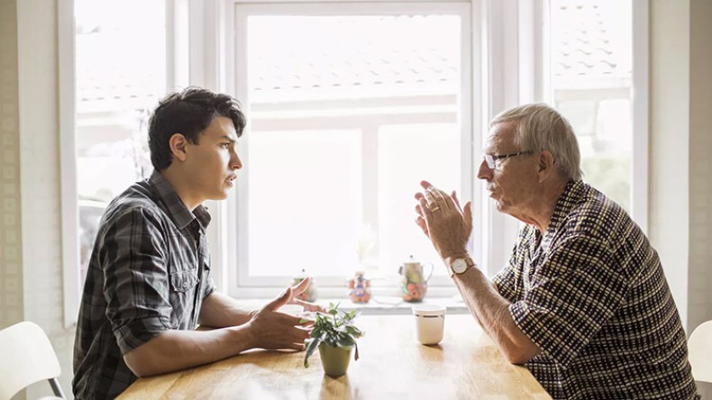 آباء وأصدقاء يقدمون الحب والمشاعر النبيلة مقابل المصالح المادية
