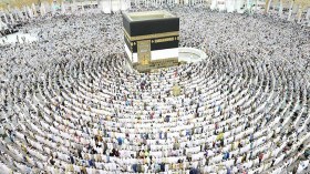 سيدة تلد أثناء أداء فريضة الحج