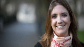 برلمانية فرنسية تطالب بمنع بيع الحجاب للفتيات!