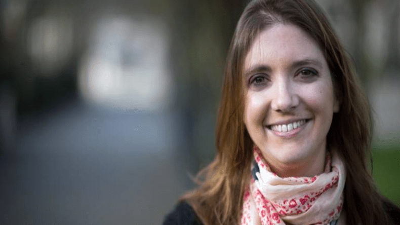 برلمانية فرنسية تطالب بمنع بيع الحجاب للفتيات!