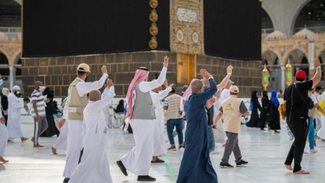 ضيوف الرحمن ينهون مناسك الحج (فيديو)