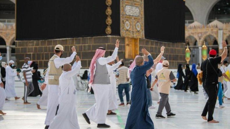 ضيوف الرحمن ينهون مناسك الحج (فيديو)