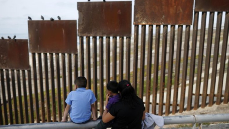 ترامب يتوعد بغلق الحدود مع المكسيك وإرسال الجيش