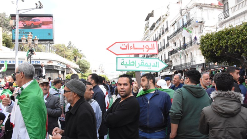 ثورة الشعب في مفترق الطرق!