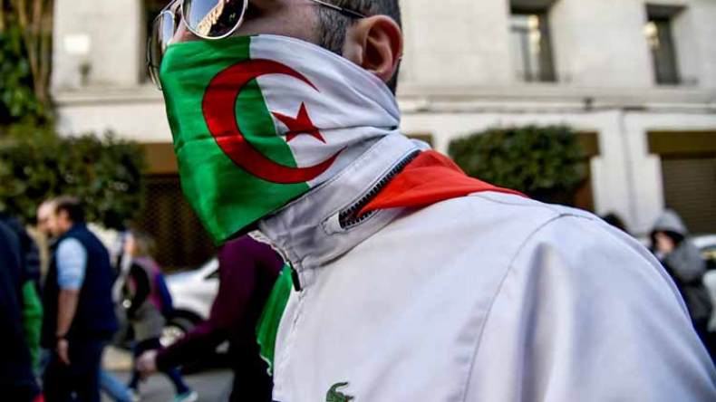 بعد “الفوفوزيلا”.. منع الملثمين من المشاركة في الحراك الشعبي