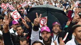 جزائريون يخرجون في مسيرات شتوية تحت زخات المطر