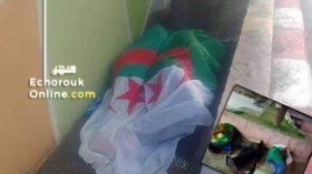 جزائريون يفترشون الأرض ويلتحفون العلم للالتحاق بالمسيرات
