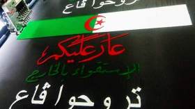 صاحب ورشة خياطة يوفر 300 راية وطنية بشعارات الحراك بالبويرة