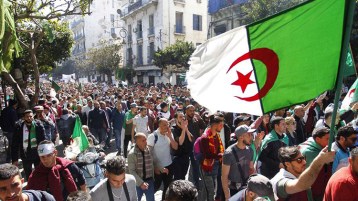 توفير مزيد من الأحذية لحَراك بلا حاذ