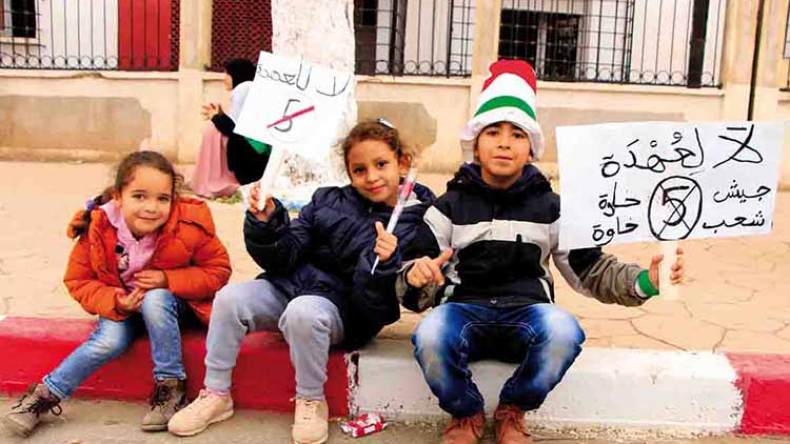 أطفال ضحّوا بعطلهم وبلعبهم من أجل المشاركة في المسيرات المليونية