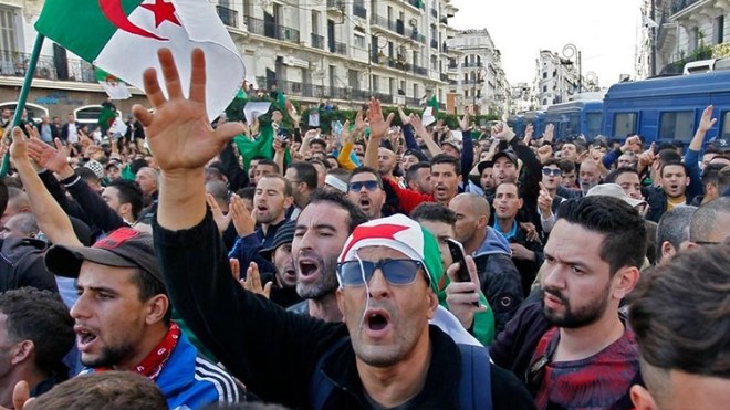 تبون يرسم 22 فيفري يوما وطنيا