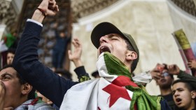 عيون بعدسات لاصقة!