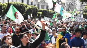 سلطة لا تريد الرحيل وشعب مصرٌّ على التحرر