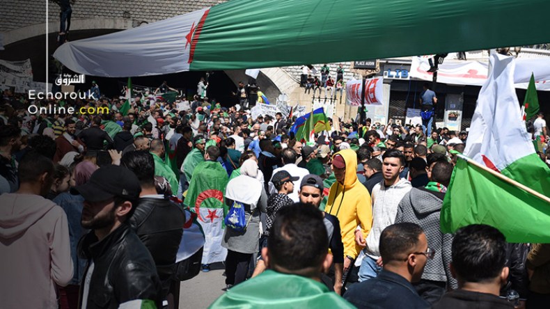 عائلات تفتح بيوتها للمتظاهرين وتقيم المأدبات