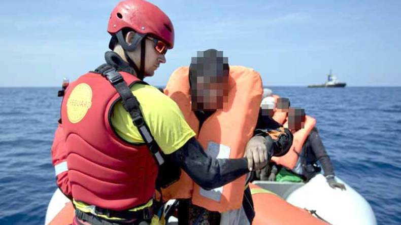 تذكرت محاجب أمي فنذرت نذرا في عرض البحر