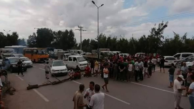 حراس الشواطئ يغلقون طريق بجاية – جيجل