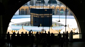 السعودية تسمح بالطواف حول الكعبة