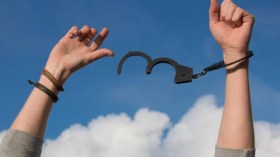 الإنسان بين حقّ الحرّية ومطلق العبودية