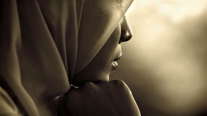 خائفة من الارتباط به لأنه شديد البياض!