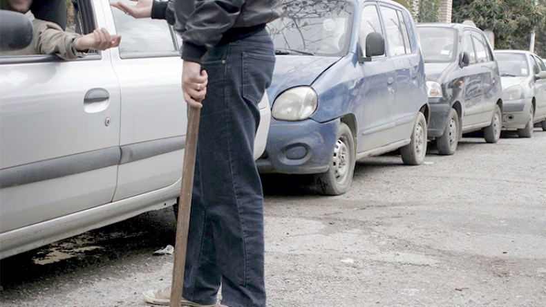 بائع شاي يحوّل رصيفا إلى “باركينغ” غير مرخص