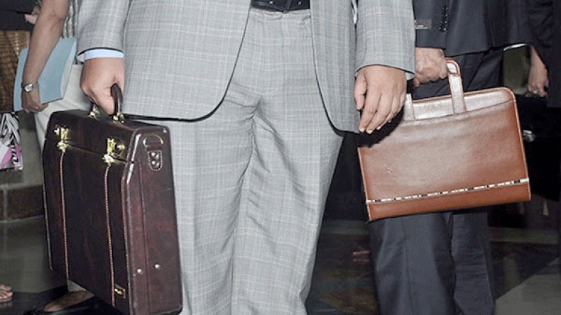 كيف تعالج الأنظمة السياسية أزماتها؟