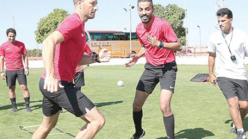 الفيفا يهدد مستقبل الحكام المساعدين