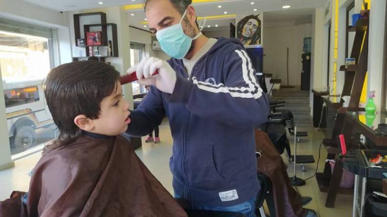 الحياة تعود إلى “ما قبل كورونا” وهجوم على الحلاقين ومحلات الماكياج
