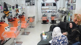 صالونات حلاقة تعمل إلى الفجر خلال الأيام الأخيرة من رمضان