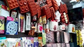 الغلاء يجتاح سوق لوازم الحلويات ويحرم العائلات فرحة العيد