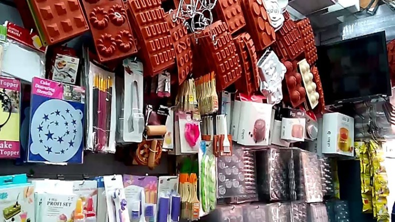 الغلاء يجتاح سوق لوازم الحلويات ويحرم العائلات فرحة العيد