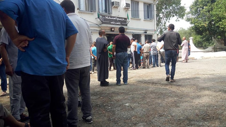 غاضبون يغلقون البلدية للمطالبة برحيل المجلس البلدي بالحنانشة في سوق أهراس